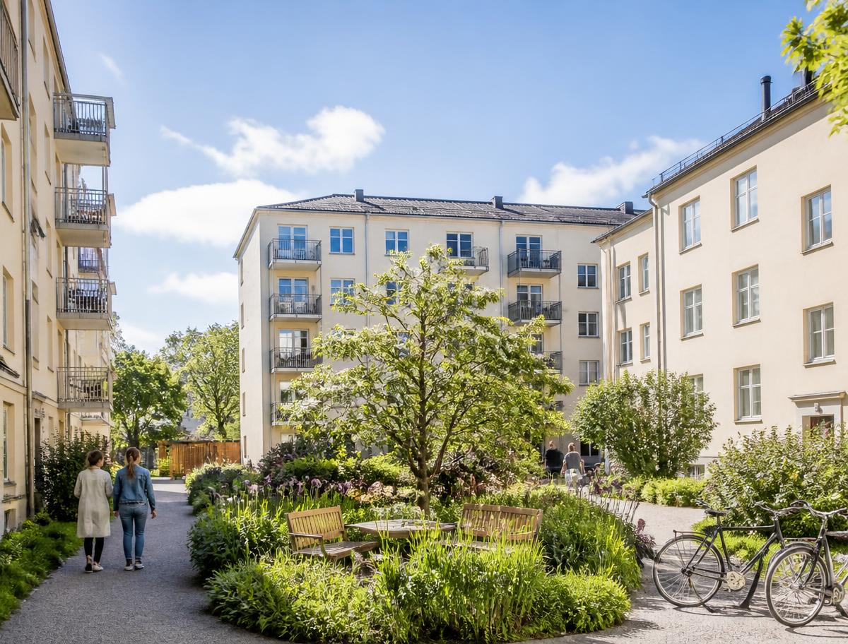 Bostadsrättsförening i svenskt flerbostadshus med balkonger och gemensam innergård